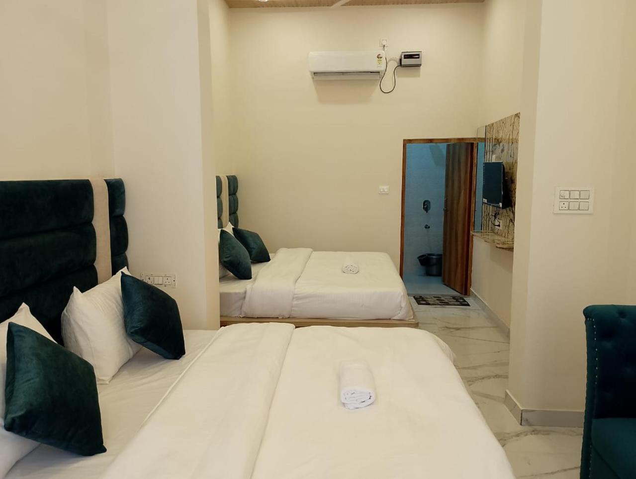 Hotel Lr Delite Inn 马图拉 外观 照片
