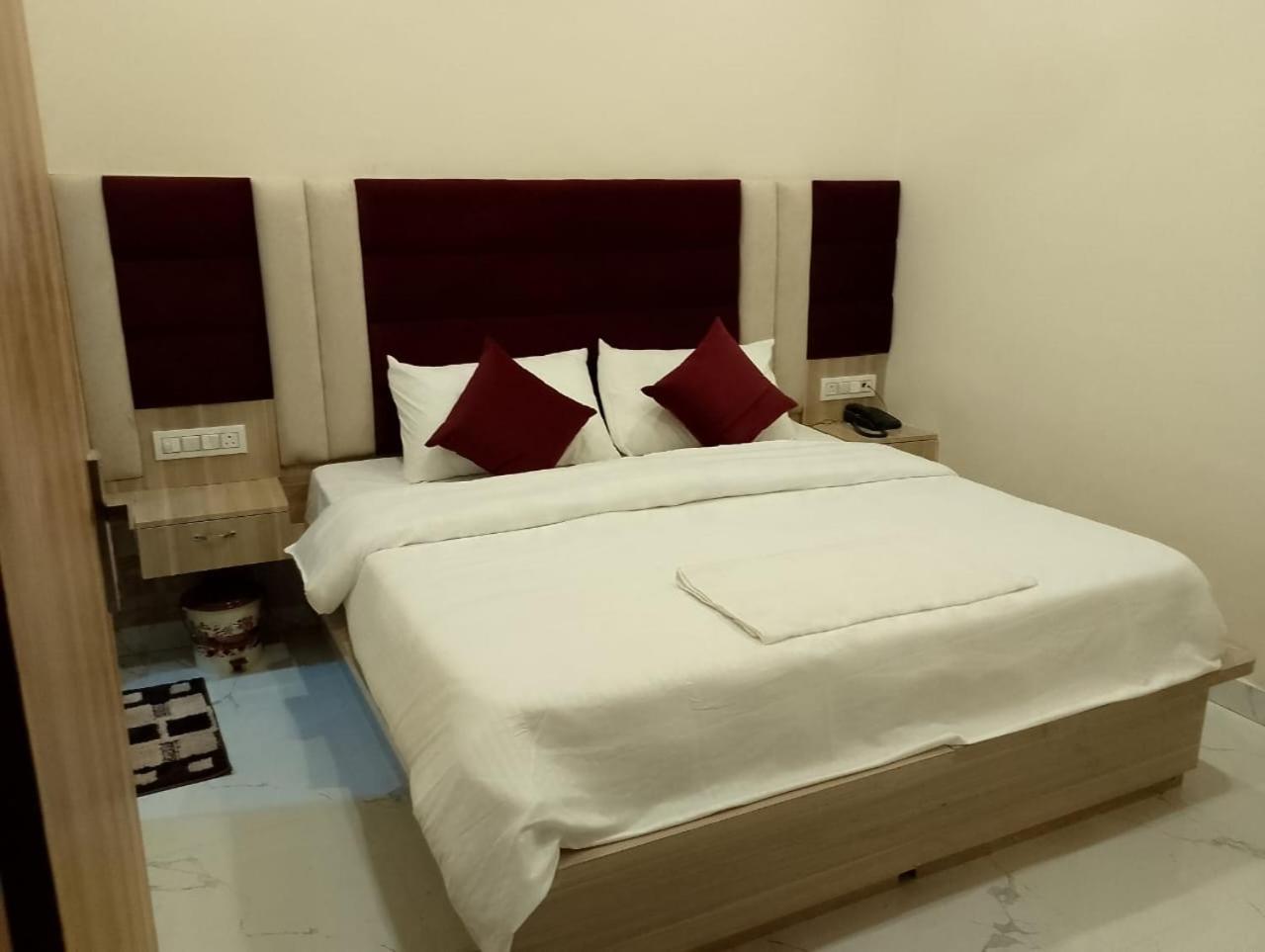 Hotel Lr Delite Inn 马图拉 外观 照片