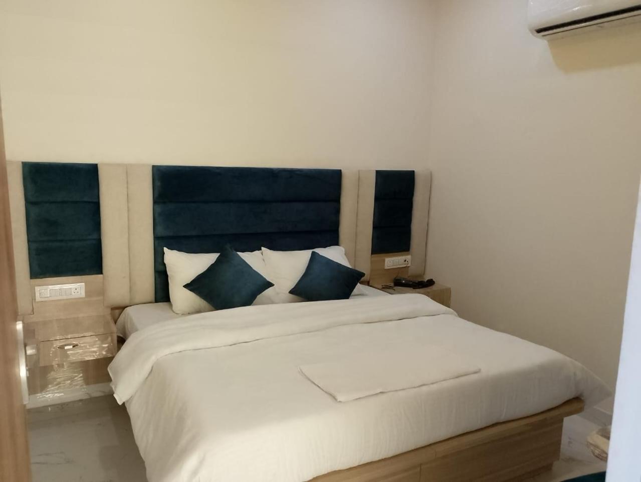 Hotel Lr Delite Inn 马图拉 外观 照片