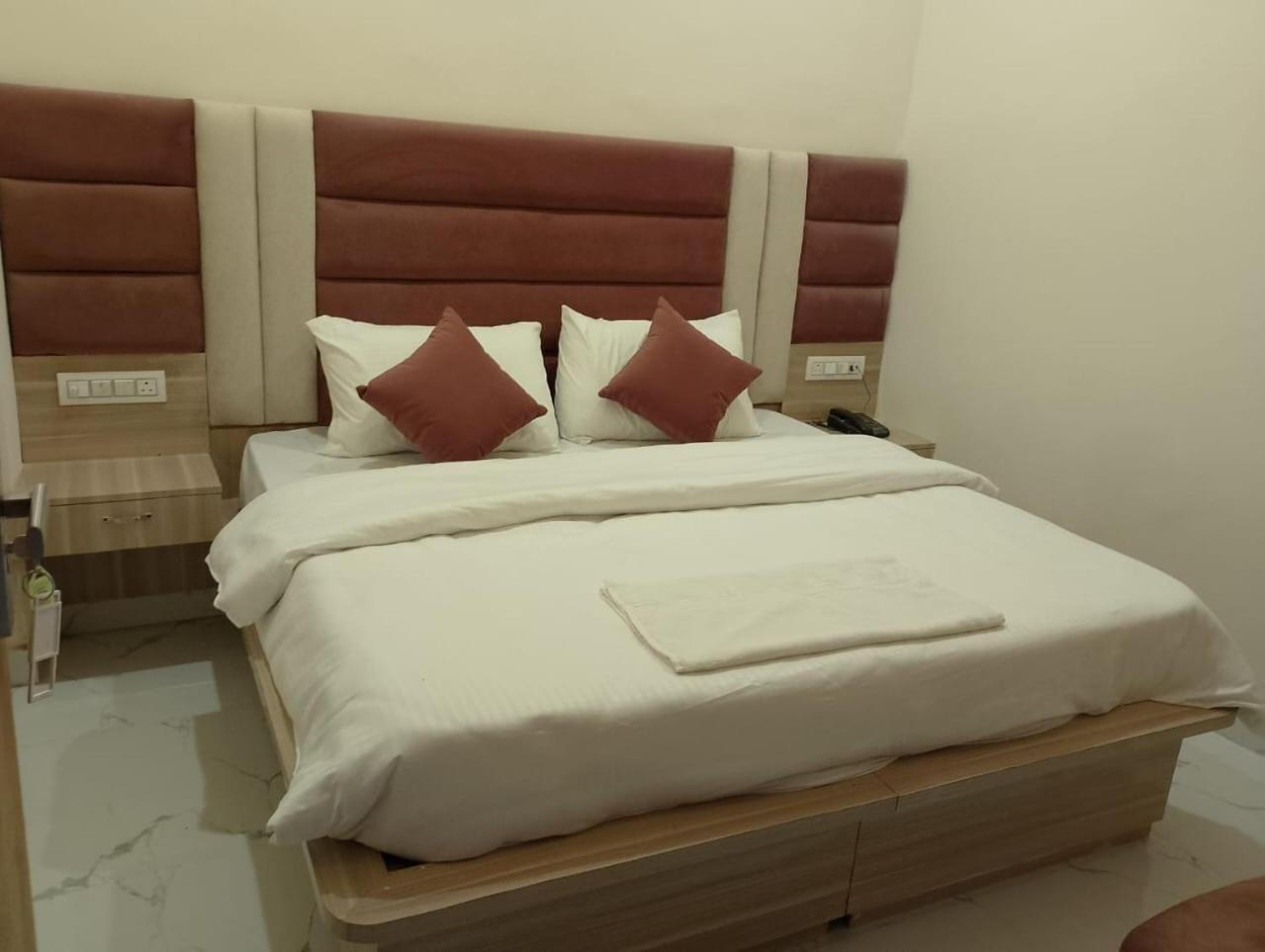 Hotel Lr Delite Inn 马图拉 外观 照片