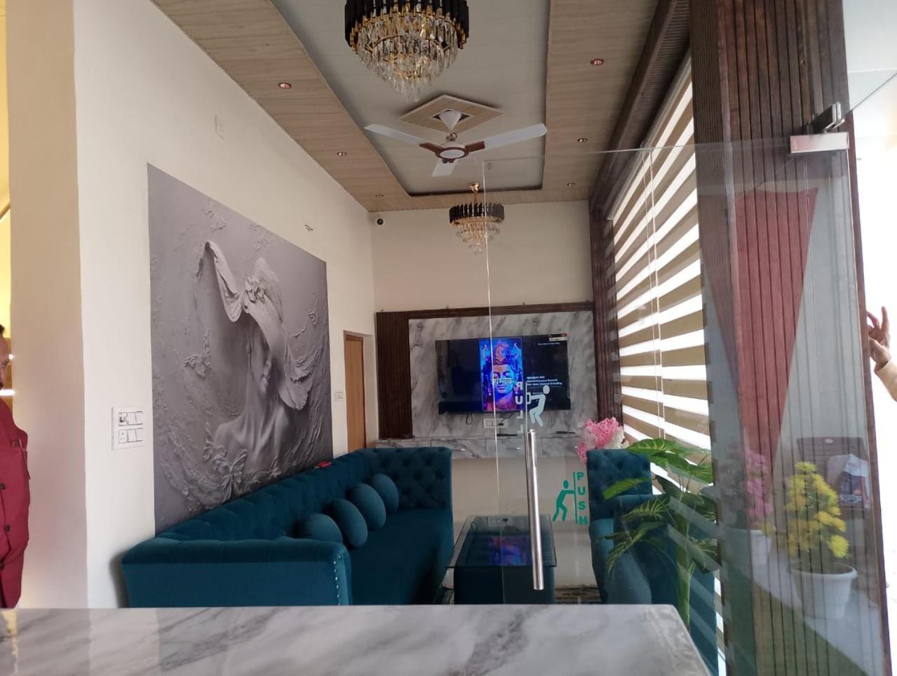 Hotel Lr Delite Inn 马图拉 外观 照片